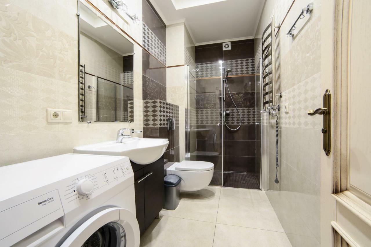 Апартаменти З Балконом Lviv Ngoại thất bức ảnh