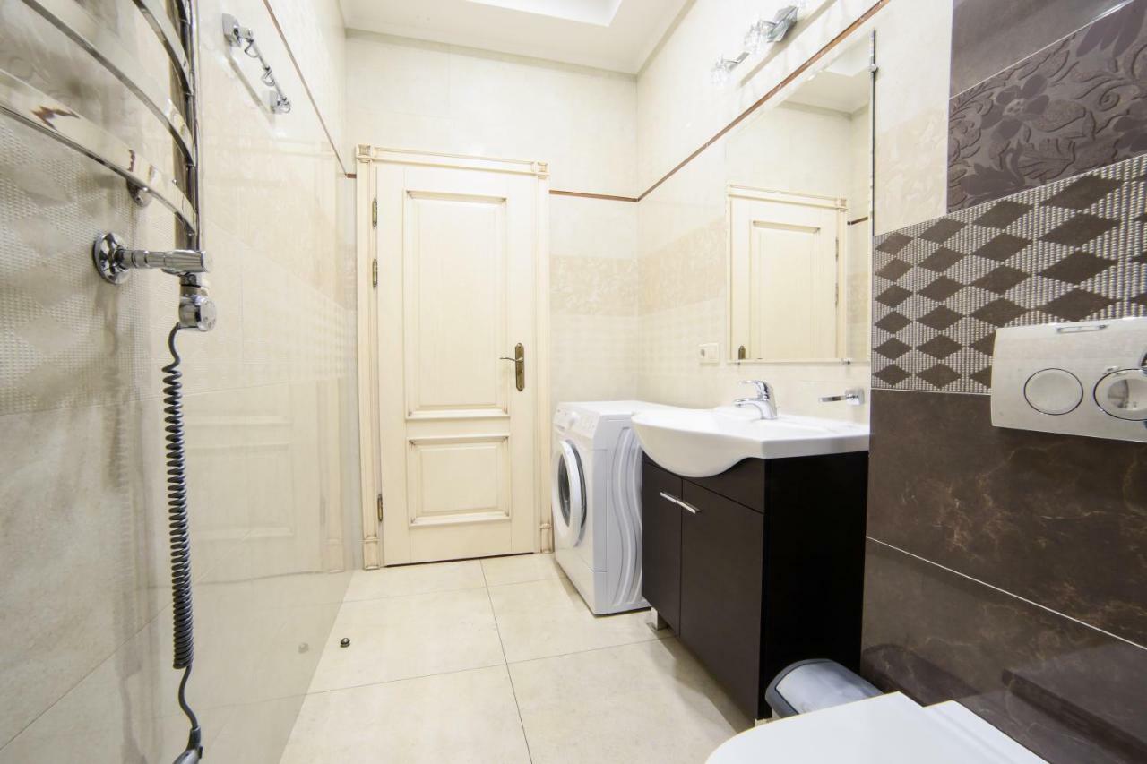 Апартаменти З Балконом Lviv Ngoại thất bức ảnh